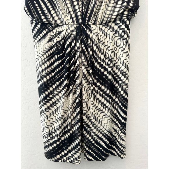 CHICO’S | Abstract Black Cream Ruched Sheath Dress Short Sleeve | Size 1 Medium - Picture 4 of 7